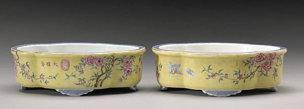 Appraisal: A pair of yellow ground porcelain narcissus bowls with famille