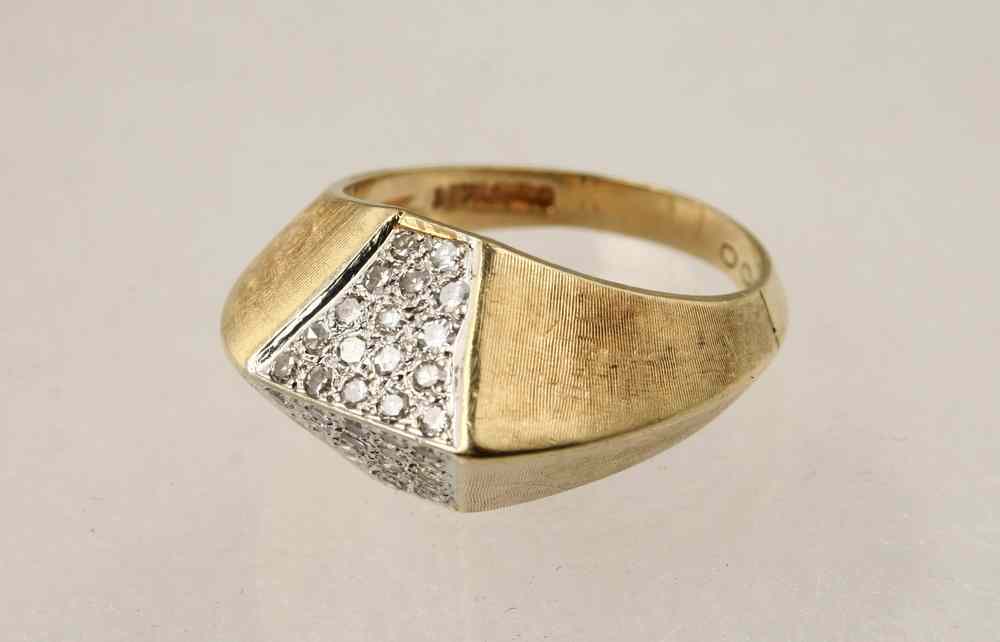 Appraisal: LADY'S RING - K yellow gold and diamond ring Textured