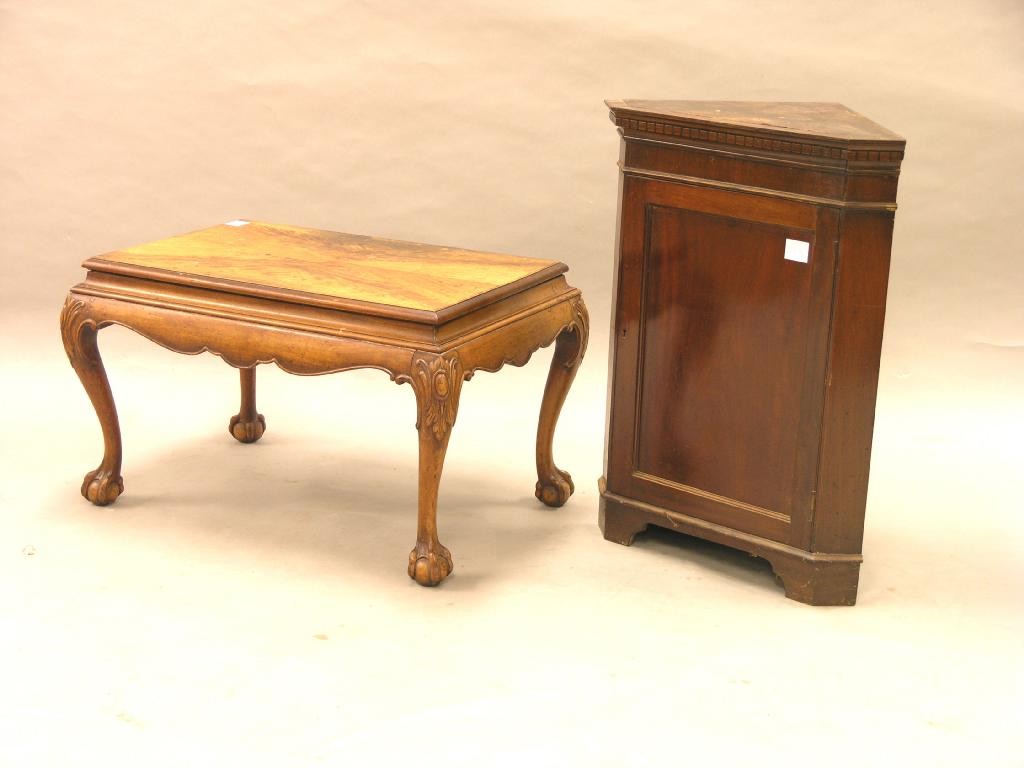 Appraisal: A Waring Gillows mahogany coffee table quarter-veneered rectangular top on