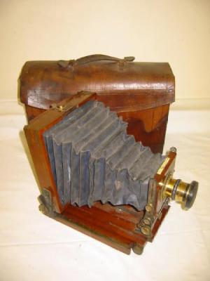 Appraisal: A VICTORIAN HALF PLATE FIELD CAMERA with label inscribed The