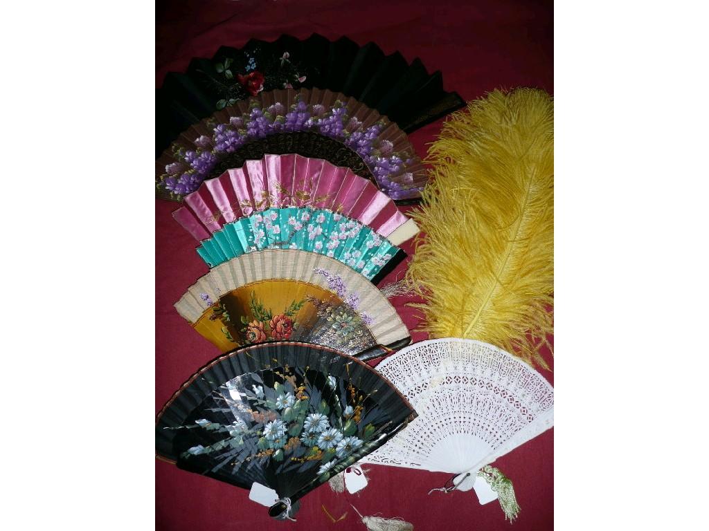 Appraisal: A collection of vintage fans to include a black fabric