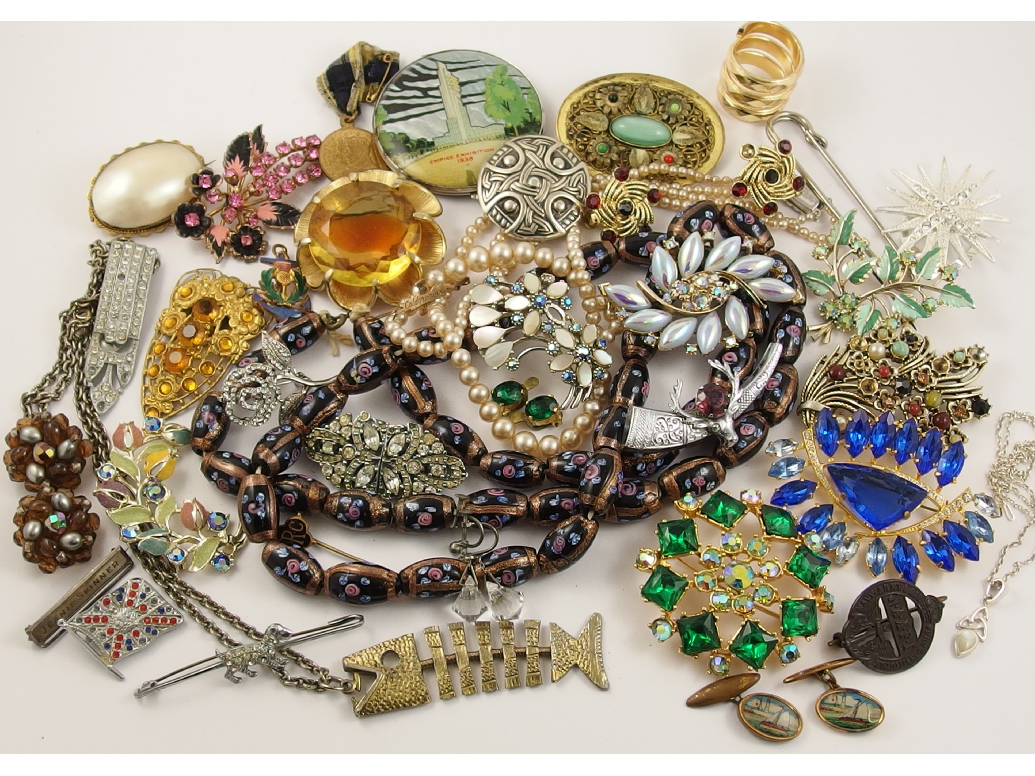 Appraisal: A collection of vintage costume jewellery to include a silver