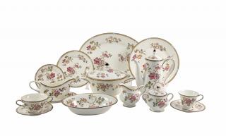 Appraisal: A WEDGWOOD PORCELAIN DINNER SERVICE FOR TWELVE Late th century