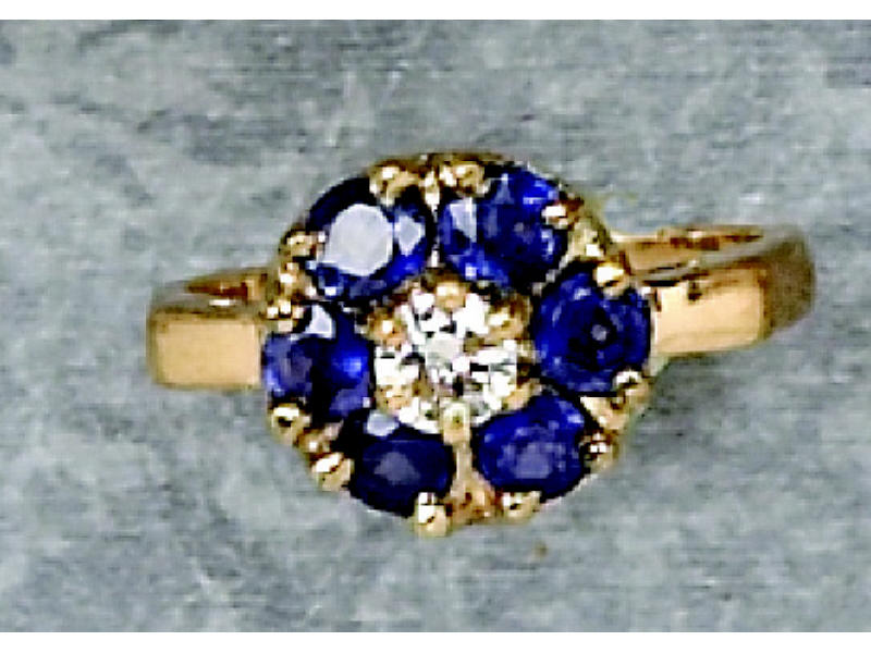 Appraisal: SAPPHIRE AND DIAMOND RING Yellow gold round cluster ring set