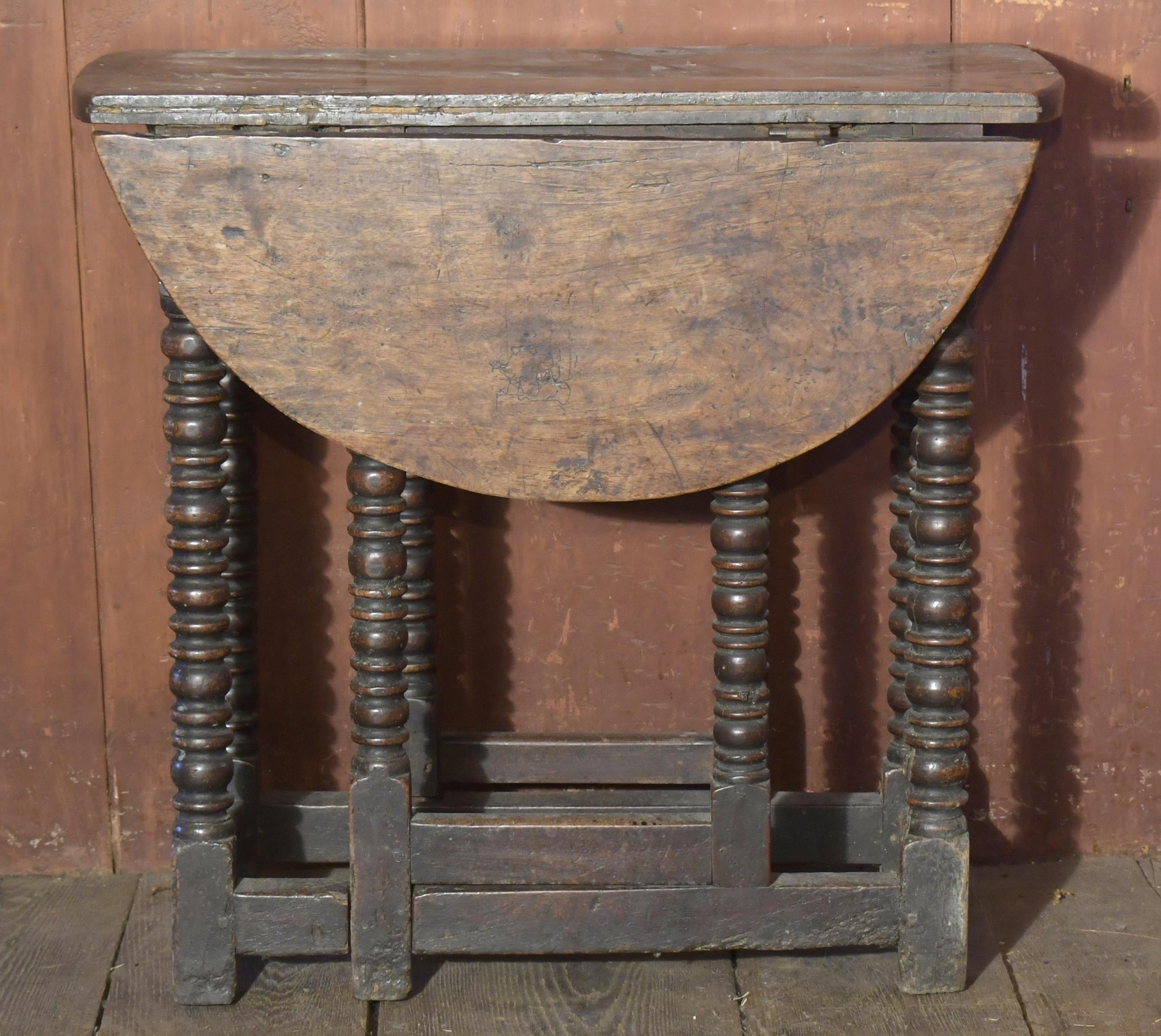 Appraisal: EARLY TH C ENGLISH GATE LEG TABLE A oval drop