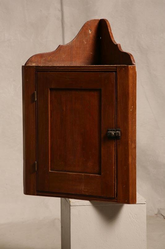 Appraisal: HANGING CORNER CUPBOARD Single door w h