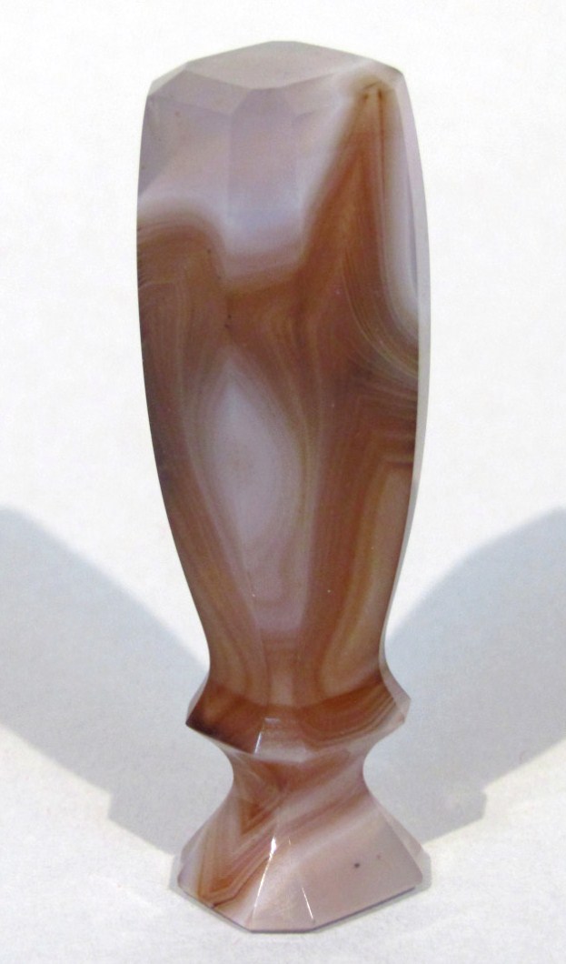 Appraisal: A polished agate seal with shaped handle and plain octagonal