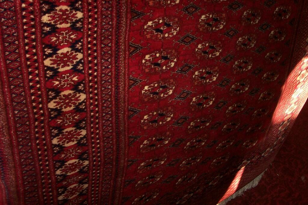 Appraisal: A red ground Eastern wool rug with repeating gull decoration