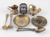 Appraisal: A mixed lot of small white metal and silver including