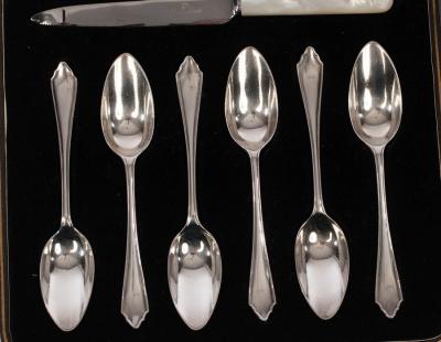 Appraisal: A set of six silver grapefruit spoons FC Sheffield cased