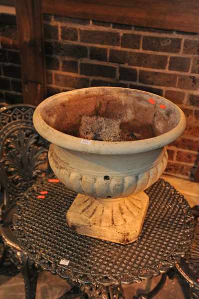 Appraisal: A CLASSICAL STYLE CONCRETE PLANTER