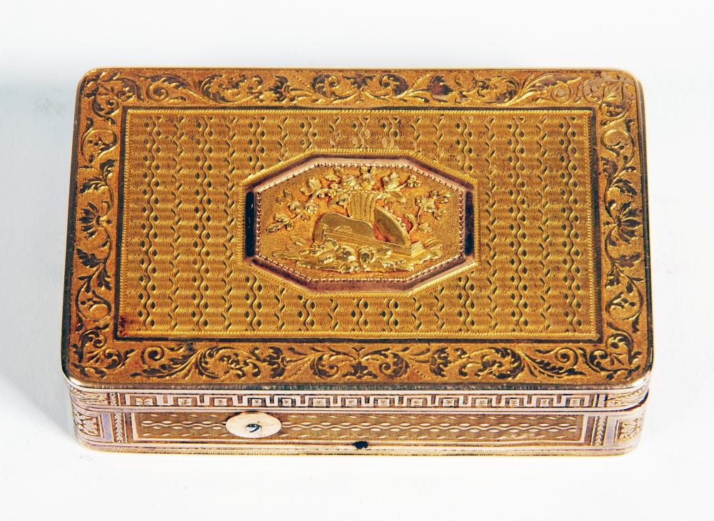 Appraisal: A GOLD MUSICAL SNUFF BOX early th century of plain