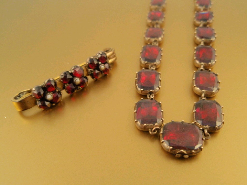 Appraisal: An Edwardian Bohemian foil backed garnet necklace of graduated faceted