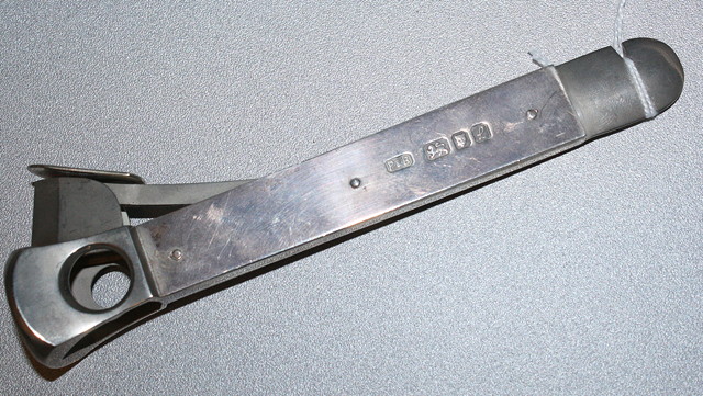 Appraisal: A SILVER MOUNTED CIGAR CUTTER long