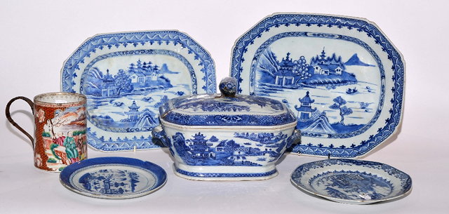 Appraisal: A Chinese blue and white porcelain tureen and cover th