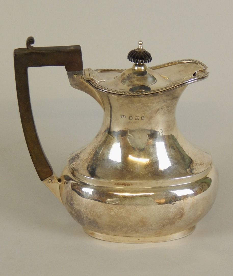 Appraisal: An Edwardian silver hot water jug with composition knop and