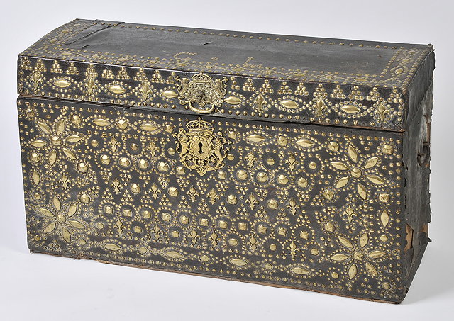 Appraisal: AN TH CENTURY LEATHER AND BRASS BOUND TRAVELLING TRUNK with