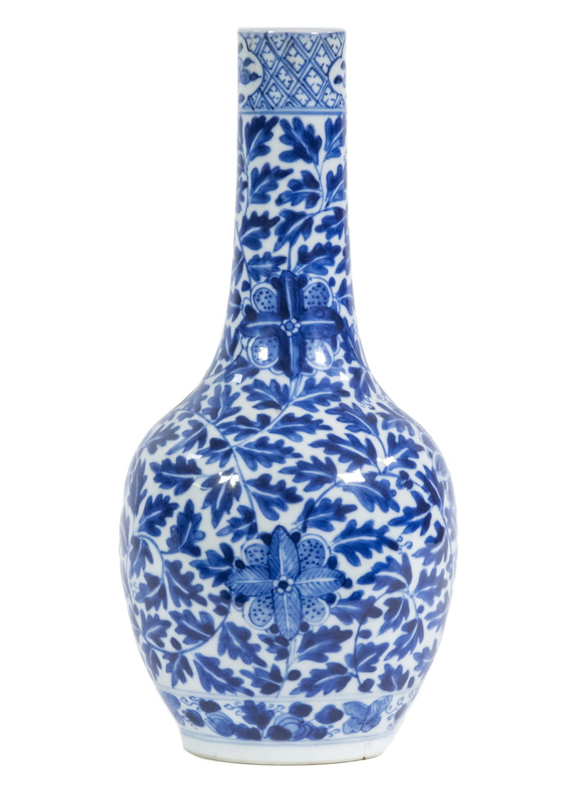 Appraisal: CHINESE LATE QING DYNASTY PORCELAIN BOTTLE VASE Long Neck Bottle