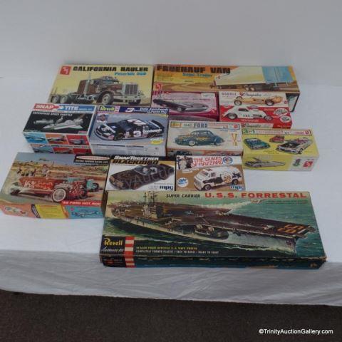 Appraisal: Vintage AMT Revell Plastic Model Kits All are assembly required