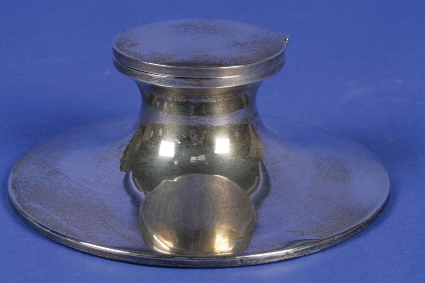 Appraisal: A GEORGE V INKWELL of capstan form the hinged cover