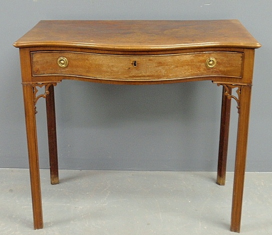 Appraisal: - Georgian mahogany center table th c London with a