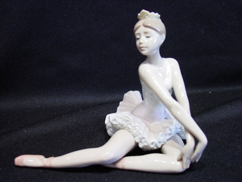 Appraisal: LLADRO SEATED BALLERINA Marked Lladro Hand Made in Spain Daisa