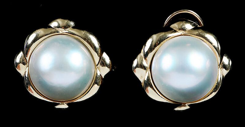 Appraisal: kt Mabe Pearl Earclips pearls approx mm stamped K and