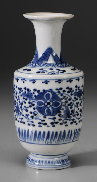 Appraisal: Blue and White Porcelain Vase Chinese th century spade form