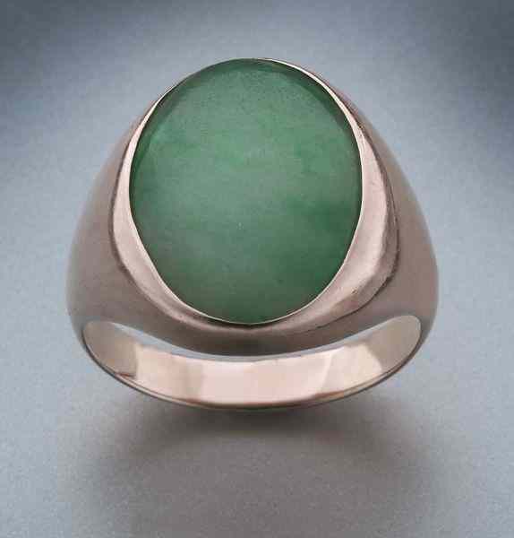 Appraisal: Chinese K gold and jadeite ring stamped '' K'' Size