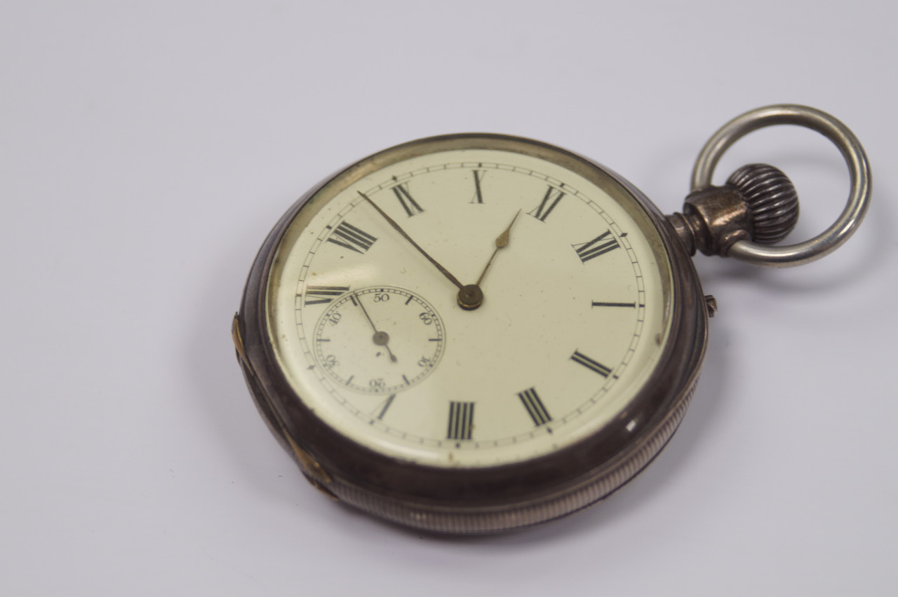 Appraisal: A gentleman's silver cased pocket watch with subsidiary seconds dial