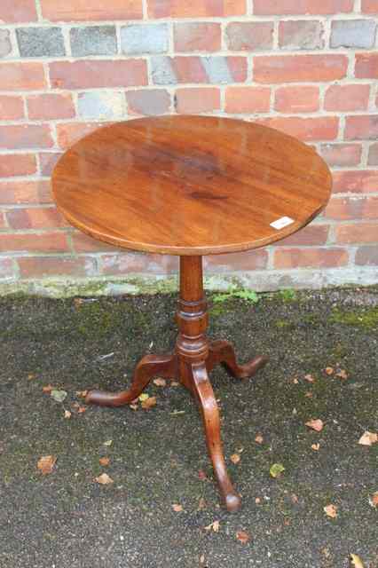 Appraisal: A SMALL MAHOGANY CIRCULAR OCCASIONAL TABLE on turned support and