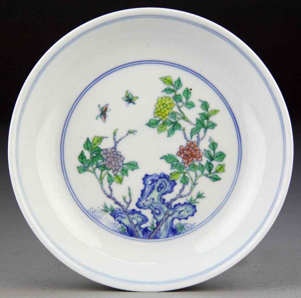 Appraisal: A Fine Chinese Du Cai Porcelain BowlThe interior finely painted