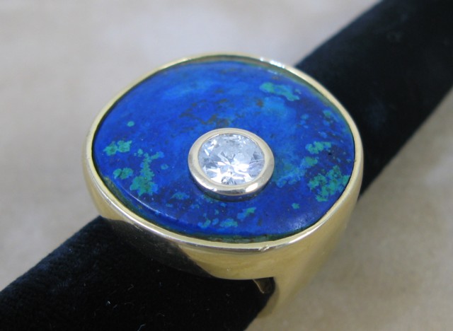 Appraisal: DIAMOND AND LAPIS LAZULI RING k yellow gold and set