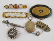 Appraisal: A mixed lot comprising an agate bar brooch a gilt