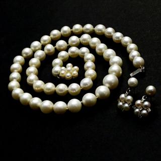 Appraisal: Vintage Single Strand mm- mm White Pearl Necklace with Karat