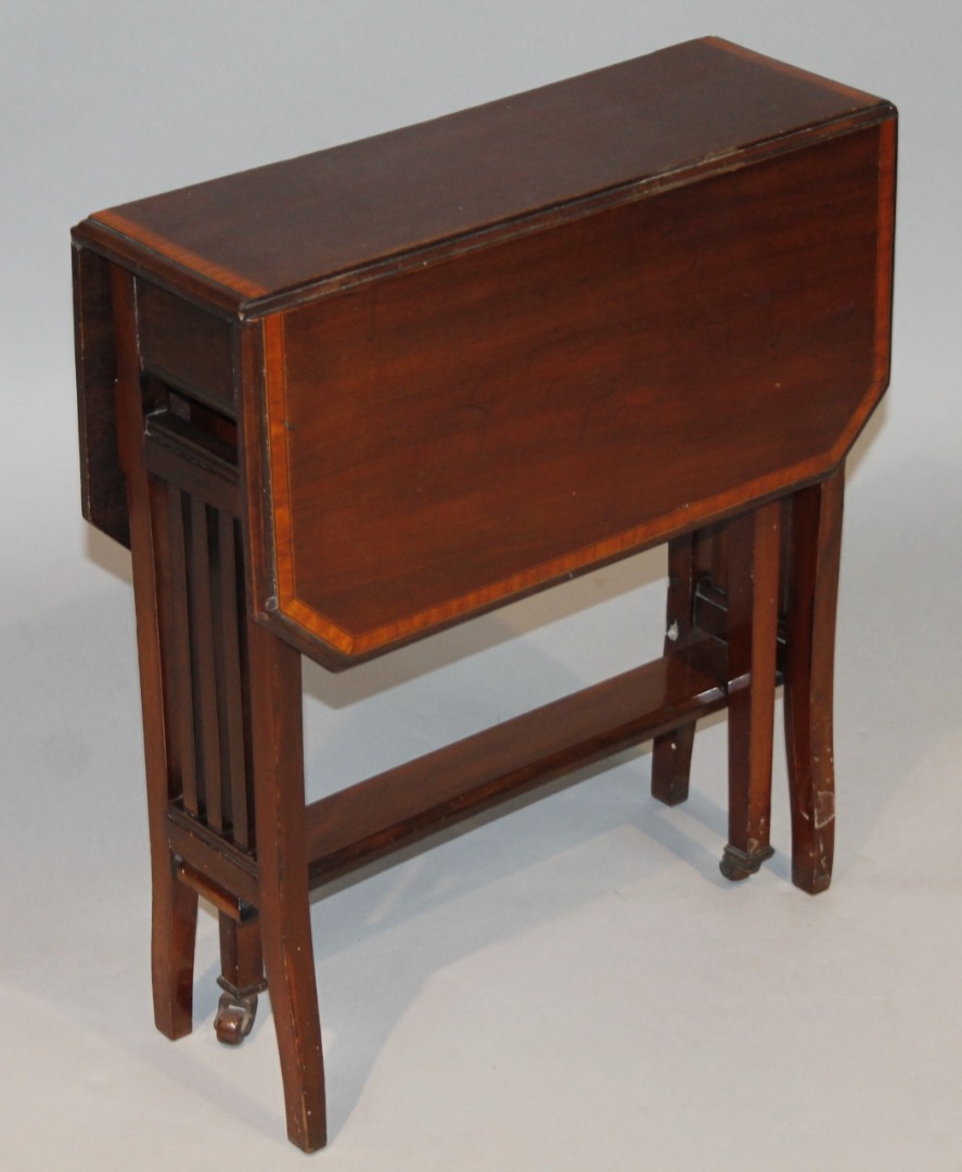 Appraisal: An Edwardian mahogany Sutherland table of small proportion the canted