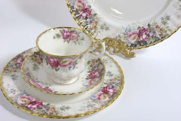 Appraisal: ENGLISH ROYAL ALBERT BONE CHINA SET pieces in the Autumn