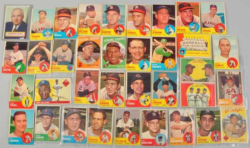 Appraisal: Lot of Topps Baseball Cards Description Includes commons and minor