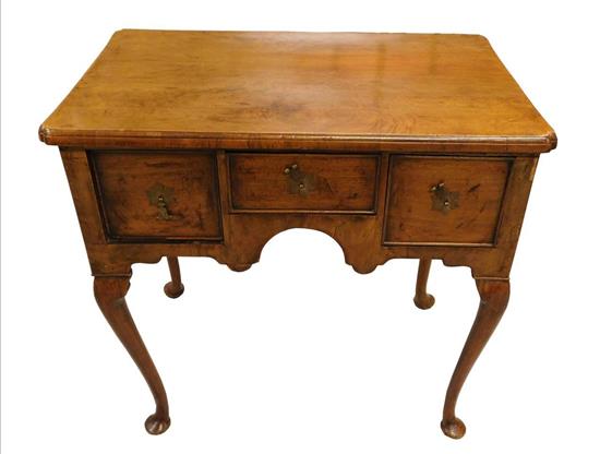 Appraisal: English dressing table lowboy late th to th C chestnut