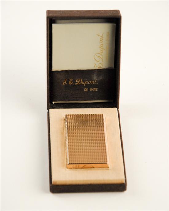 Appraisal: S T Dupont Paris Men's Lighter gold finish chased hobnail