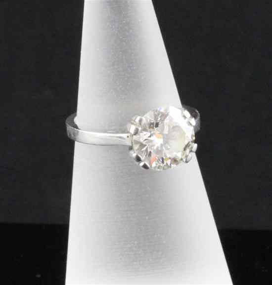 Appraisal: A platinum solitaire diamond ring the round brilliant cut stone