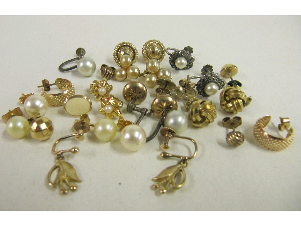 Appraisal: Lot comprising earrings to include pairs of gold studs pearl