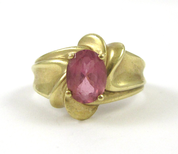 Appraisal: PINK TOPAZ AND TEN KARAT GOLD RING The yellow gold