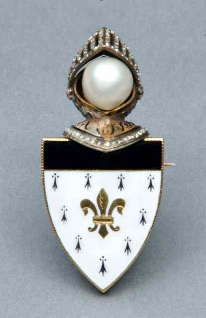 Appraisal: AN ENAMEL DIAMOND AND PEARL SET HERALDIC BROOCH with diamond