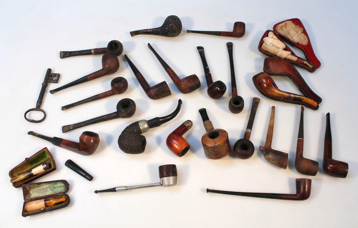 Appraisal: Various early thC and later pipes to include meerschaum type