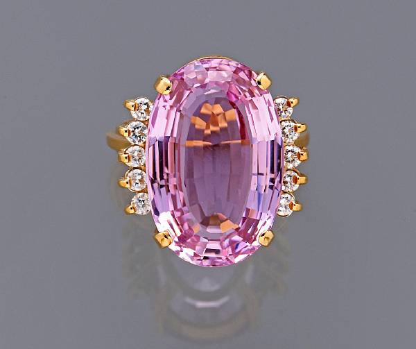 Appraisal: A kunzite and diamond ring mounted in eighteen karat gold