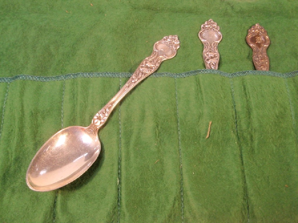 Appraisal: A set of nine American silver teaspoons with foliate handles