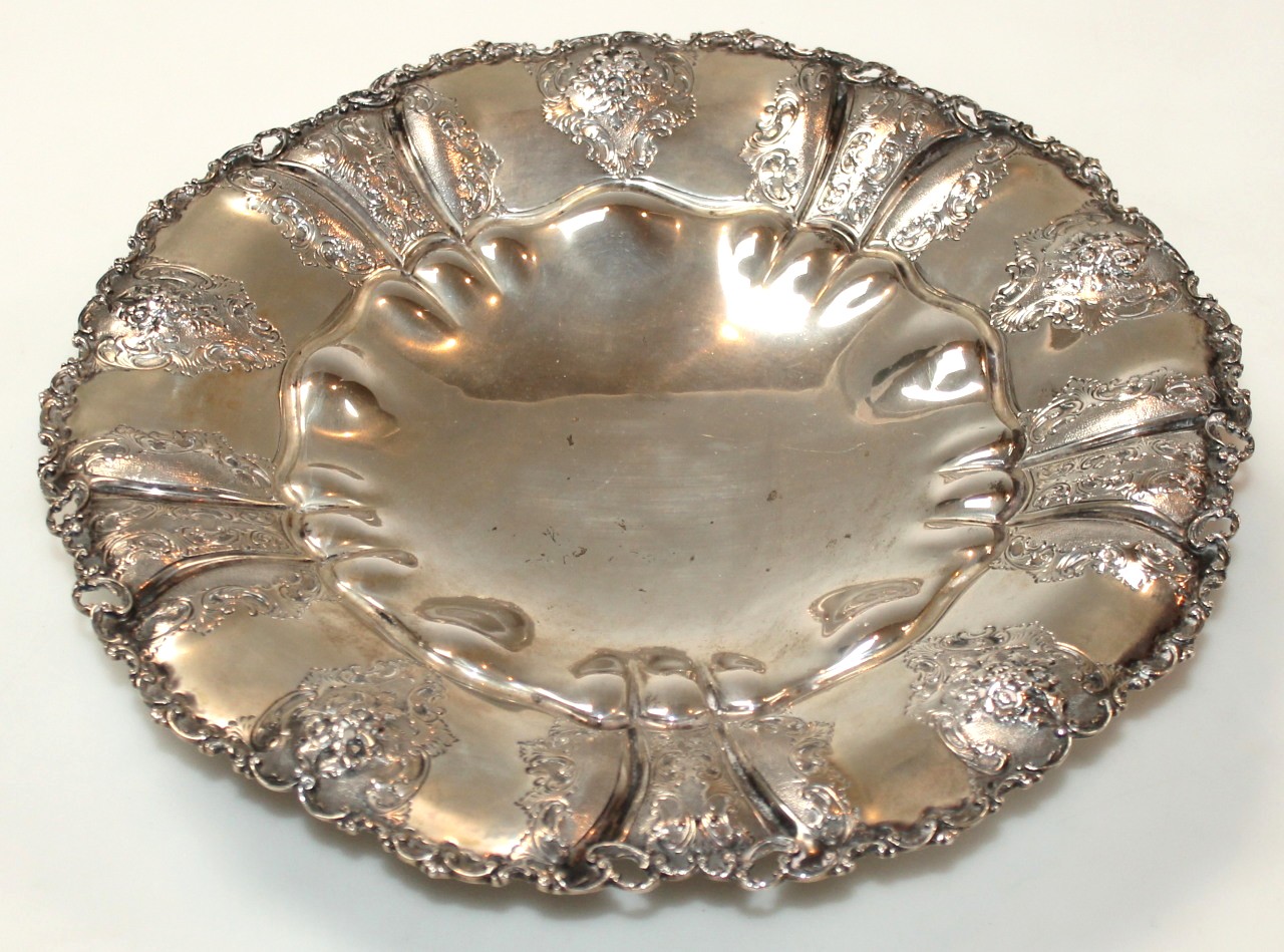 Appraisal: An early thC dish with a shaped circular scroll outline