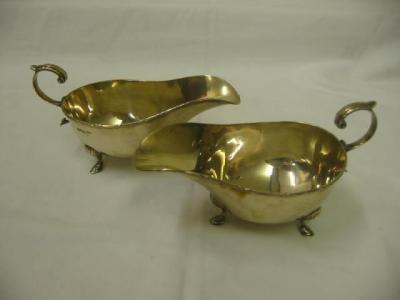 Appraisal: A PAIR OF SAUCE BOATS of oval form with flying