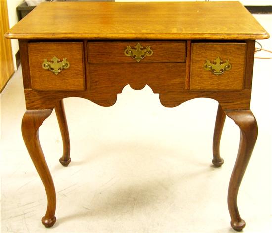 Appraisal: Queen Anne form oak dressing table with one shallow center